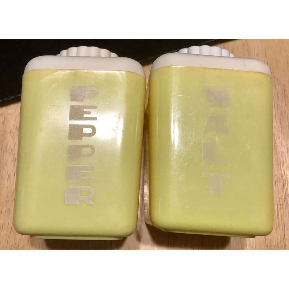 Vintage Lustro Ware Salt & Pepper Shaker Set Plastic Yellow & White Small USA